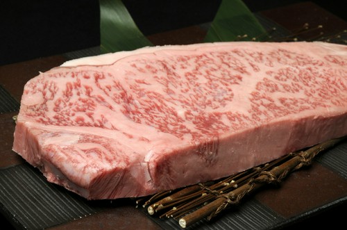 綺麗な霜降りサーロインは、A5ランクの国産メス牛