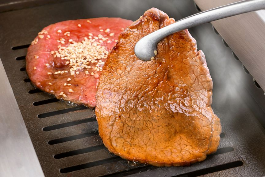 無縁ロースターで焼き上げる焼肉は自家製のタレで絶品