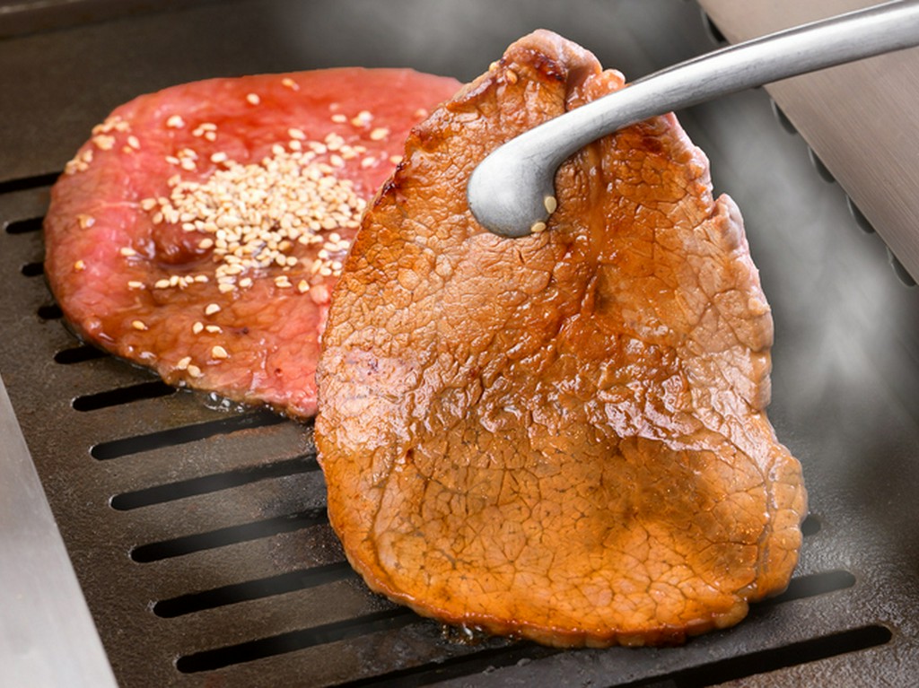 無縁ロースターで焼き上げる焼肉は自家製のタレで絶品