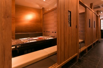 ゆったりくつろげる掘りごたつ席の座敷で、楽しい宴のひとときを