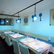 店内は、飲食店には珍しい「青」を基調とした照明とインテリア。これはトルコ出身のオーナーがトルコの美しい海と空をイメージしたもの。海の中で食事をしているような、不思議と落ち着いた気分になれる空間です。