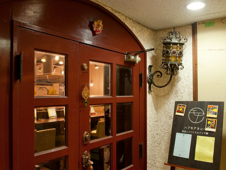 青山の大通り沿いに位置。階段を下ればそこは異空間