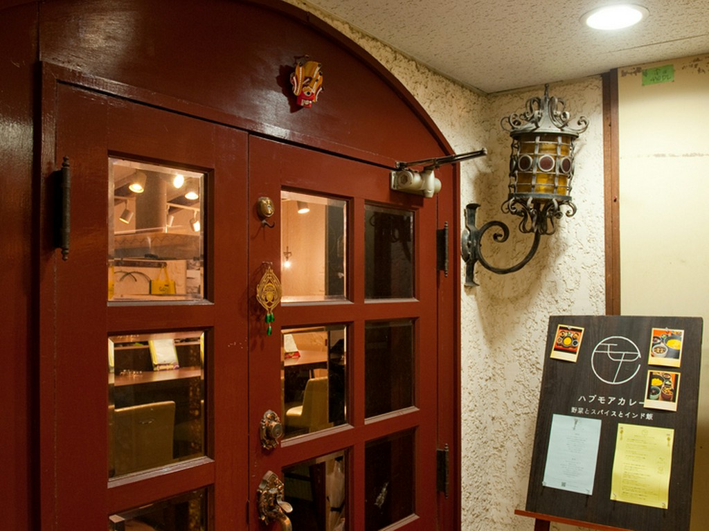 青山の大通り沿いに位置。階段を下ればそこは異空間