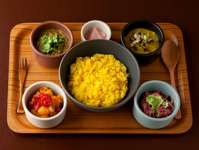 ２種のカレーとターメリックライス、それに３種の付け合せで構成された『本日のカレープレート』