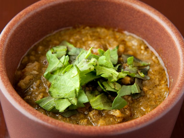 肉厚な生食用の春菊がアクセントの『おたふく春菊とチキンキーマカレー』
