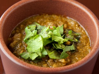 肉厚な生食用の春菊がアクセントの『おたふく春菊とチキンキーマカレー』