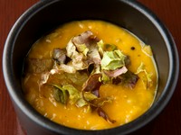 見た目にもこだわりあり。葉野菜とのカラーコントラストが素敵な『スナップエンドウとフリルレタスのダル』