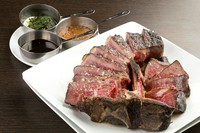 稀少なブランド牛・ブラックアンガスビーフのロース・フィレ肉を豪快に薪火で焼き上げた、必ず食べるべき逸品です。ギュッと詰まった、赤身の強い肉質が特徴。噛みしめるたびに肉の旨みがあふれます。