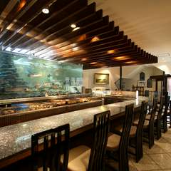 いけすの魚を眺めながら食事が楽しめる特等席のカウンター