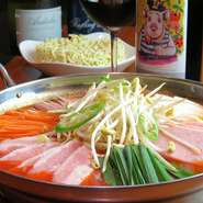 キムチチゲ、ミソチゲ、スンドゥブ、ブデチゲ、豚肉と豆もやしの辛いチゲ、参鶏湯、豪華海鮮チゲなど無化調にこだわり、韓国から直送の調味料と食材で体に優しく旨味のある美味しいお料理を心がけています。