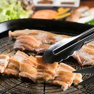 豚バラ肉をカリッと焼いて、野菜とともにいただく韓国料理の定番『サムギョプサル』を90分食べ放題で味わえる魅惑のプラン。飲み放題も付けられるので、饗宴に最適です。