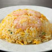 ぷりぷりの海老がたっぷり入ったパラパラの炒飯です。
中華の職人の技が光ります！