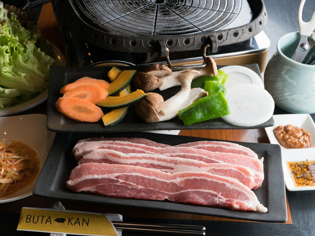 味噌ダレと醤油ダレ、2種類を食べ比べできる『サムギョプサル』