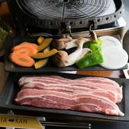 本場の味にこだわった逸品。7～8cmもある厚切りの豚バラ肉を鉄板でカリッと焼いていただきます。化学調味料未使用の韓国産味噌と醤油でつくられた味噌ダレと醤油ダレ、2種類の味わいをどうぞ。