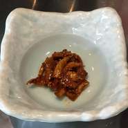 干した大根を醤油ベースのタレで和えた一品。おしんこのようなポリポリとした食感です。