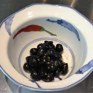 ほんのり甘く醤油風味で香ばしい煮物。ワインに合います。