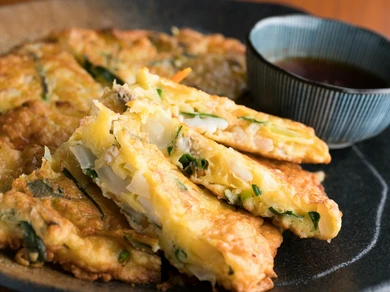 カリッとモッチリとした食感の虜になる『海鮮チヂミ』約２～３人前