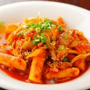 韓国の細長いお餅トッポギと野菜を甘辛く炒めた一品。辛さは調整できますのでお申し付けください。
