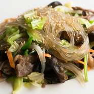 韓国産の春雨を、7種類の野菜と一緒に化学調味料未使用の手づくり醤油でほんのり甘く炒めた本格派。2～3人前で食べ応え十分です。食べ盛りのお子様におすすめ。