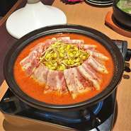 煮てもシャキシャキな豆もやしがたっぷり入ったさっぱり味。青唐辛子も入って、ピリ辛スープと豚肉によく合います。