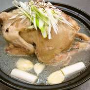 丸ごとの鶏に高麗人参やナツメ、もち米などを入れてじっくりと煮込んだ薬膳料理。滋養強壮や疲労回復にどうぞ。※2日前までに要予約
