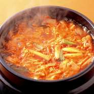 お店で一番おすすめのチゲ。毎日食べてもあきない味です。キムチを4日間煮込んでつくられています。