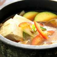 韓国の田舎味噌をメインに様々な味噌や調味料をブレンドして味付け。ほんのり甘くピリ辛。韓国かぼちゃ、豆腐なども入っています。