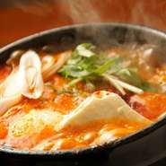 女性に人気のヘルシーな豆腐・野菜が入った辛いチゲ。ご飯にもエビやあさりが入り、味にコクがあります。