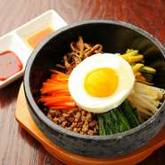 シンプルに、甘い、辛い、しょっぱいを楽しめるビビンパ。野菜ひとつひとつに味付けをしたナムルを具材に使用。熱々の石鍋につくられるおこげも楽しめます。