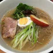 韓国の冷麺は甘酸っぱいあっさりスープとコシのある細麺が特徴。スープを飲み干すくらい美味。