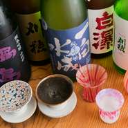 オーナーの地元秋田にある厳選した蔵元とだけ契約し、常時20種類以上の純米吟醸、純米大吟醸の日本酒を揃えます。中でもプレミアム級に入手困難な『新政』が飲めるのは【酒料理さびと】の魅力です。
