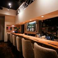 長さ5m厚さ15cm。立派な"一枚板"を使ったカウンター席が9つ。接待やデートで利用するのもいいですが、1人で味わう極上な時間も乙なもの。料理人との会話も弾む【酒料理さびと】は1人で入れるお店です。