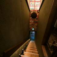 入り口の階段を上ると頭上に飾られた浮世絵の数々に魅了され、ドアを開けると立派な奥行き5mの一枚板に圧倒されます。店の雰囲気、料理、酒、どれをとっても一流。オーナーのこだわりが詰まった空間です。