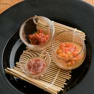 日本酒は特殊なルートを使いオーナーの地元秋田県から仕入れ、料理には仙台の漁港・市場から仕入れた旬な魚や地鶏、野菜を使います。仙台ならではの牛タンもこだわりの逸品です。