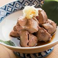 厳選した国産地鶏からとれる栄養満点の白肝を秘伝のポン酢と刻み生姜で軽く味付け。「鶏のフォアグラ」とも形容される白肝を【酒料理さびと】ではサッパリいただけるので、お酒のおつまみに最高です。