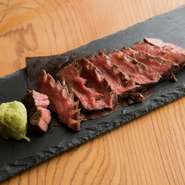 炭火で焼き上げる牛タンは柔らかく、香ばしいのが特徴。食べごたえのある厚さ2cmの牛タンは、地元仙台の人をも唸らせる美味しさ。県外からの観光客にも人気のメニューです。	