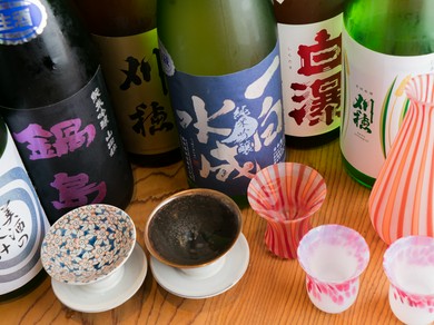 「新政」「美酒の設計」等、秋田を中心に全国から特殊ルートで入手する『日本酒』。秘蔵酒がズラリ。
