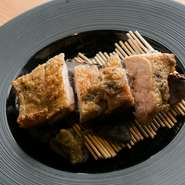 『鶏肉塩焼き』や『本日のさびと　みそ漬け焼き』などの焼き物は、国内地鶏や三陸から仕入れた旬な魚介類を使ってます。季節ごとにその日の一番おいしい食材を使った焼き物料理をぜひ味わってもらいたいですね。