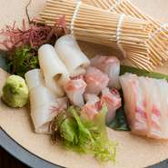 地方から来られた方には新鮮な三陸の魚介類を味わってもらいたいですね。『刺身』は季節を感じさせてくれますし、炭火焼は香りから楽しめます。日本酒好きの人には『珍味盛り合わせ』がおすすめです。