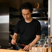 厨房とカウンターの距離が近いので料理の説明もします。料理の背景を知ってもらうことで料理を一段と美味しく召し上がって頂けると思いますし、アットホームな雰囲気を演出できればと思っています。