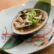 カップルやビジネスマン、年配の方と幅広くご利用頂いておりますが、友人同士で気楽に入れるお店でもあります。少し大人になった2~3人が懐かしい思い出話に花を咲かせる。大切な時間を演出したいと思います。