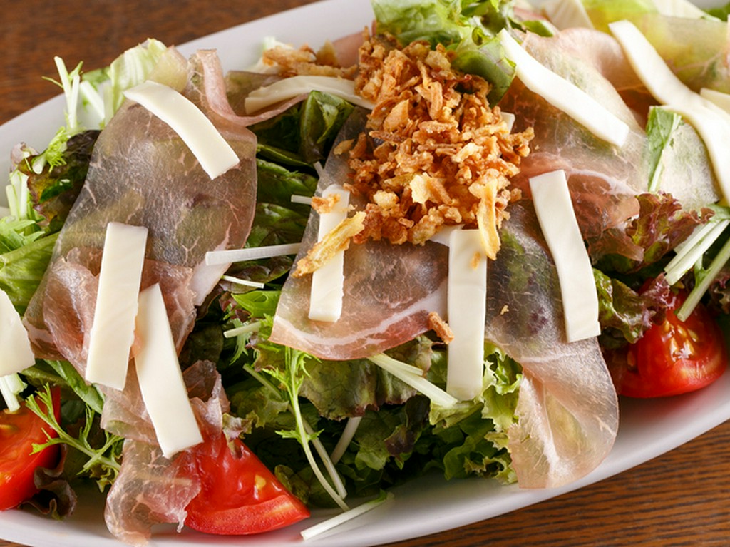 生ハムとチーズのサラダ
