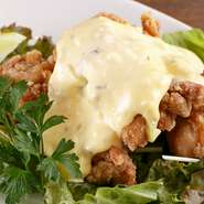 自家製のタルタルソースと、ジューシーな鶏肉の相性抜群。夜の人気料理です。