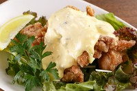 自家製のタルタルソースと、ジューシーな鶏肉の相性抜群。夜の人気料理です。