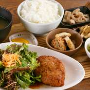 日替わりの「なごみランチ」はお昼の人気メニュー。
メイン料理と、小鉢3品がついております。
※写真はハンバーグの時。
※なごみランチの献立は、インスタグラムで毎日更新中♪