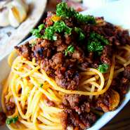 サーロイン・フィレ肉を赤ワインでじっくり煮込んだラグーソースパスタ