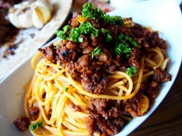 サーロイン・フィレ肉を赤ワインでじっくり煮込んだラグーソースパスタ