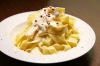 パルメザンチーズとバターの濃厚フェットチーネ