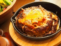 燻製調理したハンバーグに自家製ベーコンをかけて。
