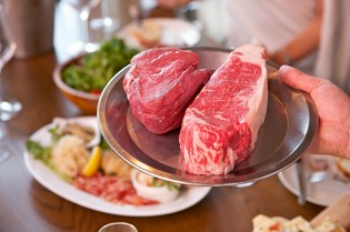 良質の牧草で育った、高品質の放牧牛。